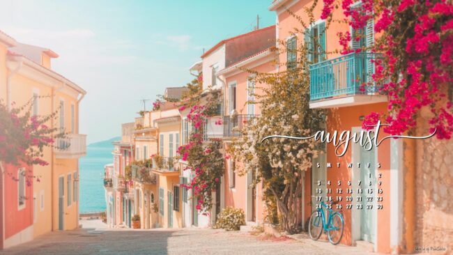 Pretty-august-calendar-wallpaper